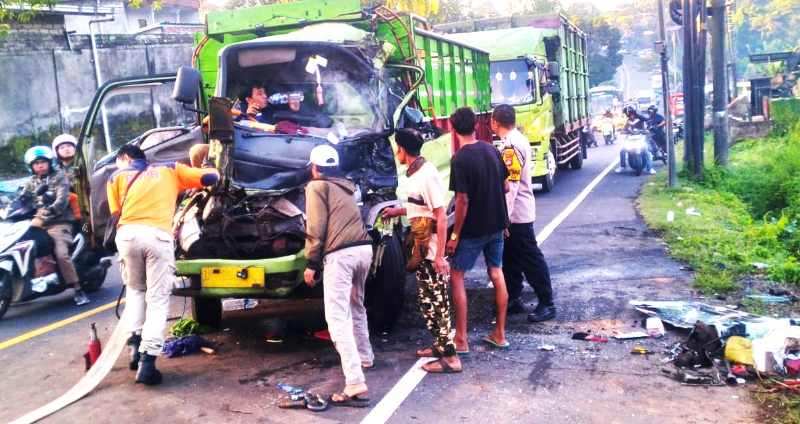 NAHAS: Nasib apes, kondisi sopir truk Hino bernopol DK 8934 WQ,  I Kade Adiasa yang terjepit bodi truk usai tabrakan di Jalur Tengkorak Denpasar-Gilimanuk. (istimewa)