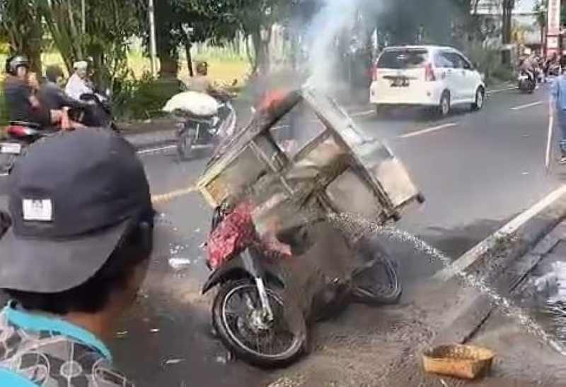 TERBAKAR : Gerobak bakso keliling yang terbakar di Klungkung. (foto: Istimewa)