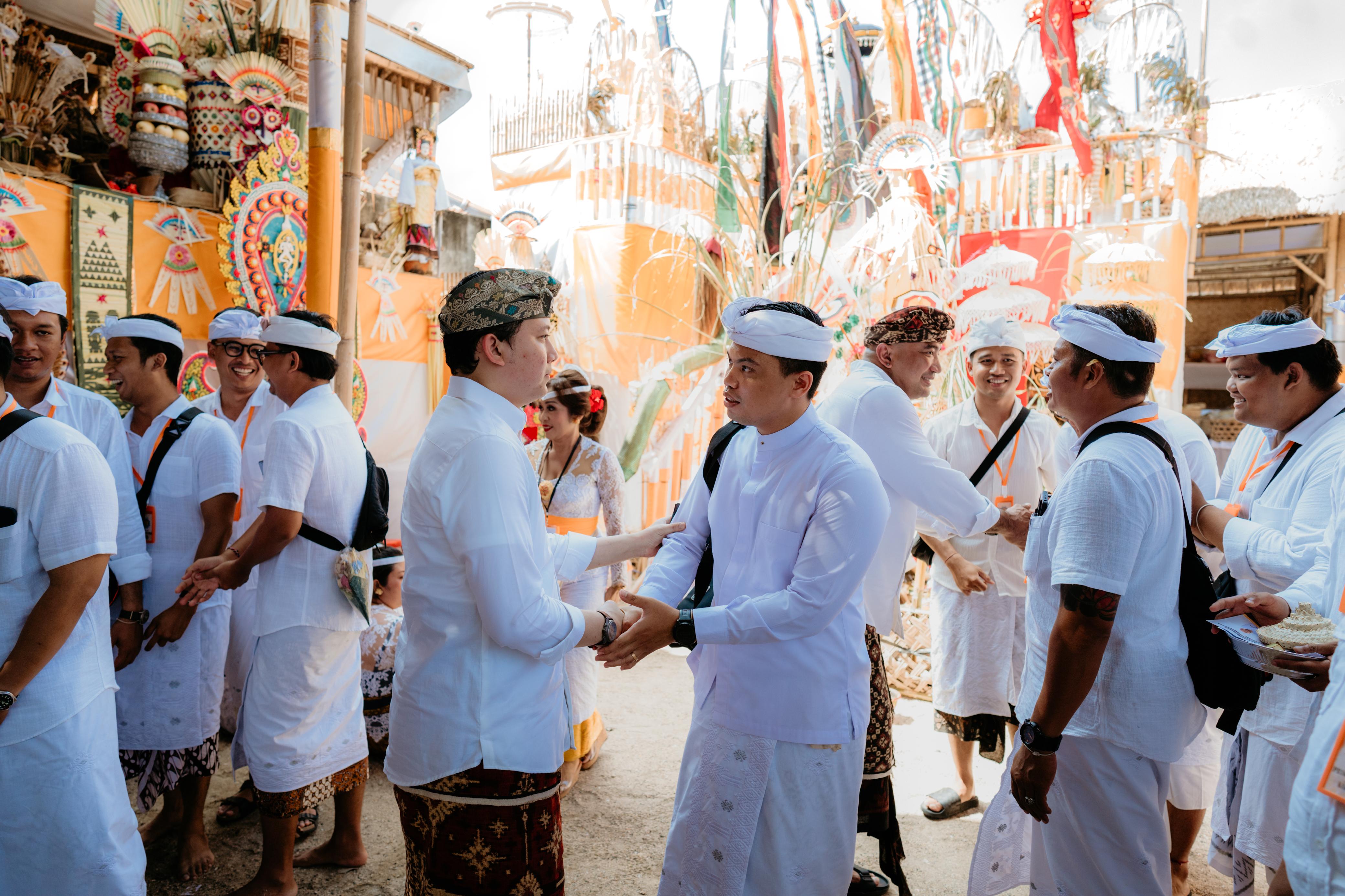 DOA PRABOWO: Utusan Presiden Prabowo Subianto, Rizky Irmansyah didampingi Ketua DPD Gerindra Bali Made Muliawan Arya (De Gadjah) hadiri puncak Karya Baligia Ida Pedanda Griya Buruan Sanur, Rabu (23/7)