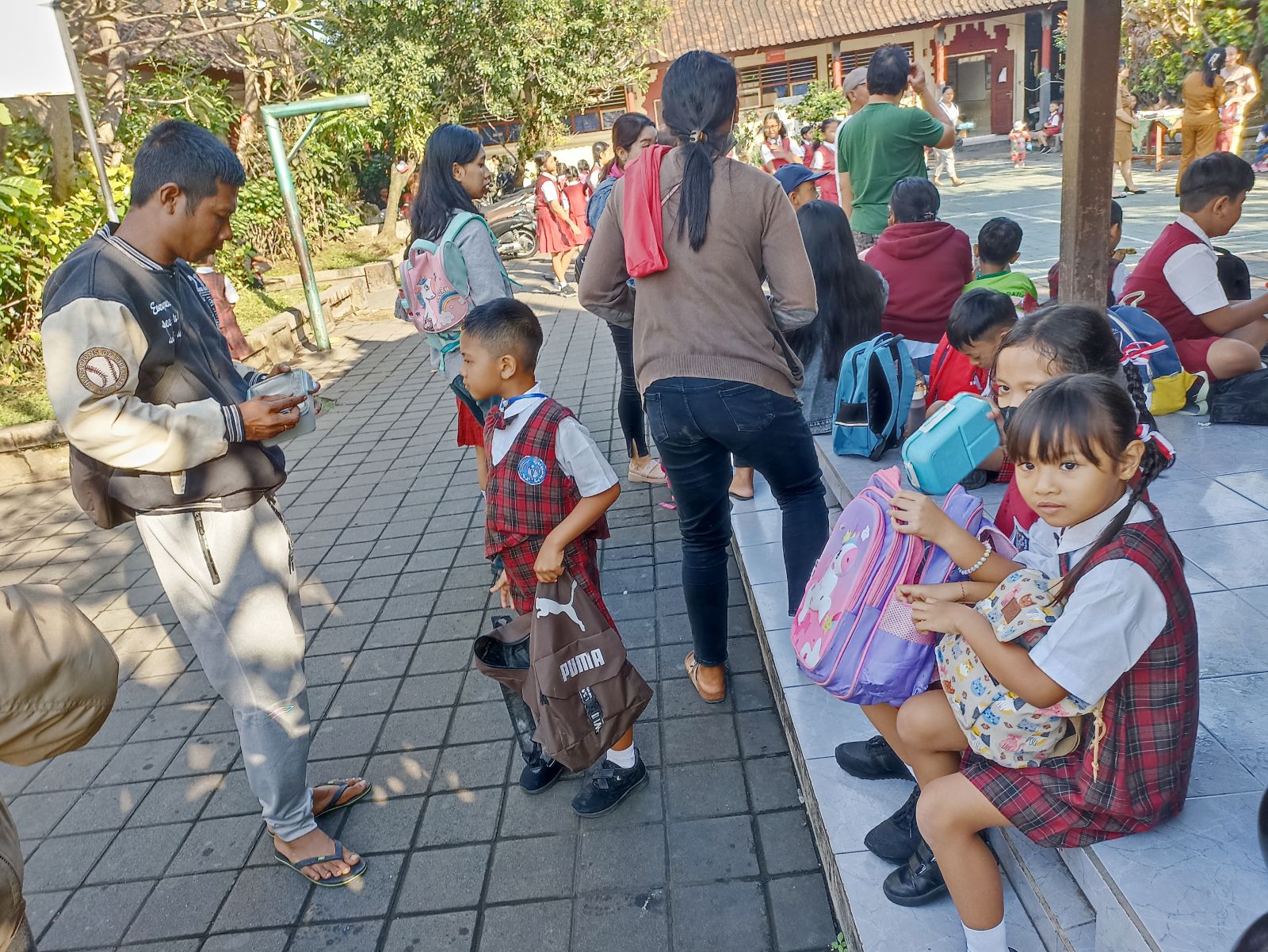 AYAH HARUS HADIR: Suasana anak-anak masuk sekolah hari pertama di masa MPLS, pemkot Denpasar imbau ayah harus antar anak hari pertama.