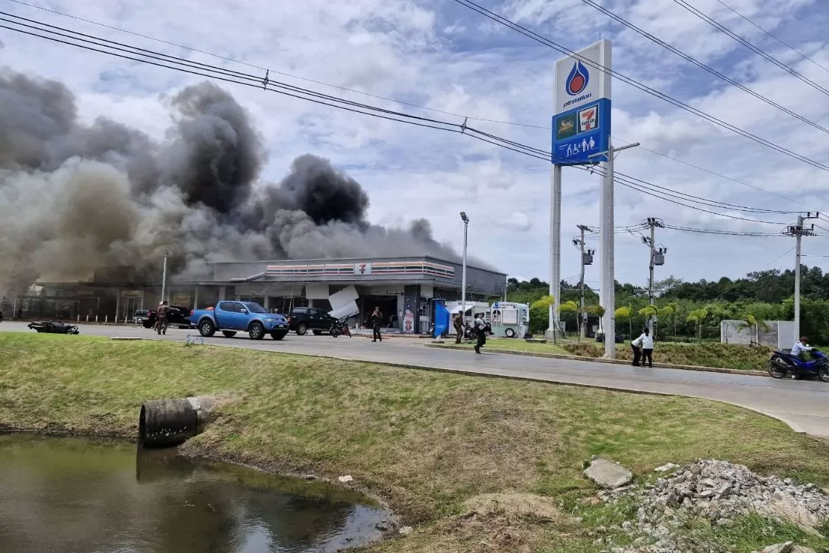 SERANGAN ROKET : Roket BM-21 yang ditembakkan dari Kamboja mengenai stasiun pengisian bahan bakar PTT di Ban Phue, Thailand. (Dok. X @ThaiEnquirer/JPG)