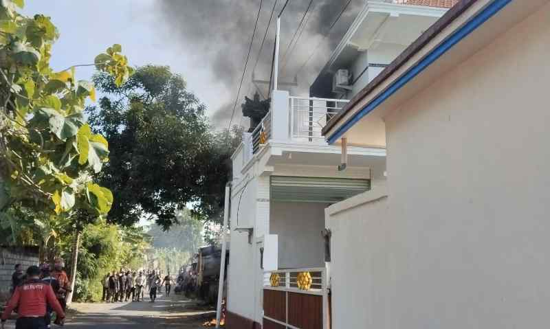 API CEPAT MEMBESAR : Kepulan asap hitam dari dapur milik warga Desa Seraya Tengah yang terbakar . (istimewa)