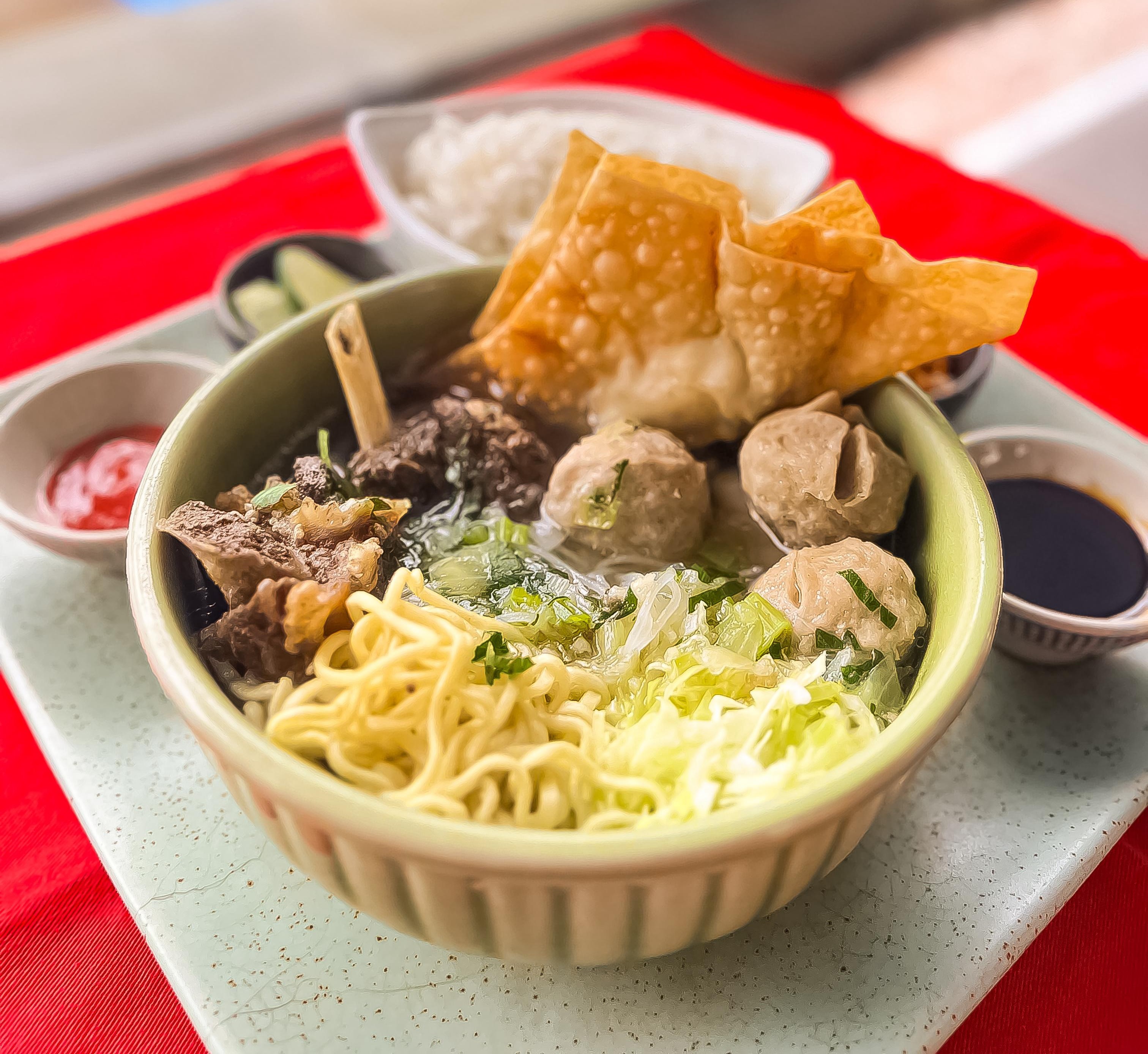 Beef Ribs Meatball, perpaduan iga sapi, bakso, mie, dan pangsit goreng di Express Caf&eacute;.