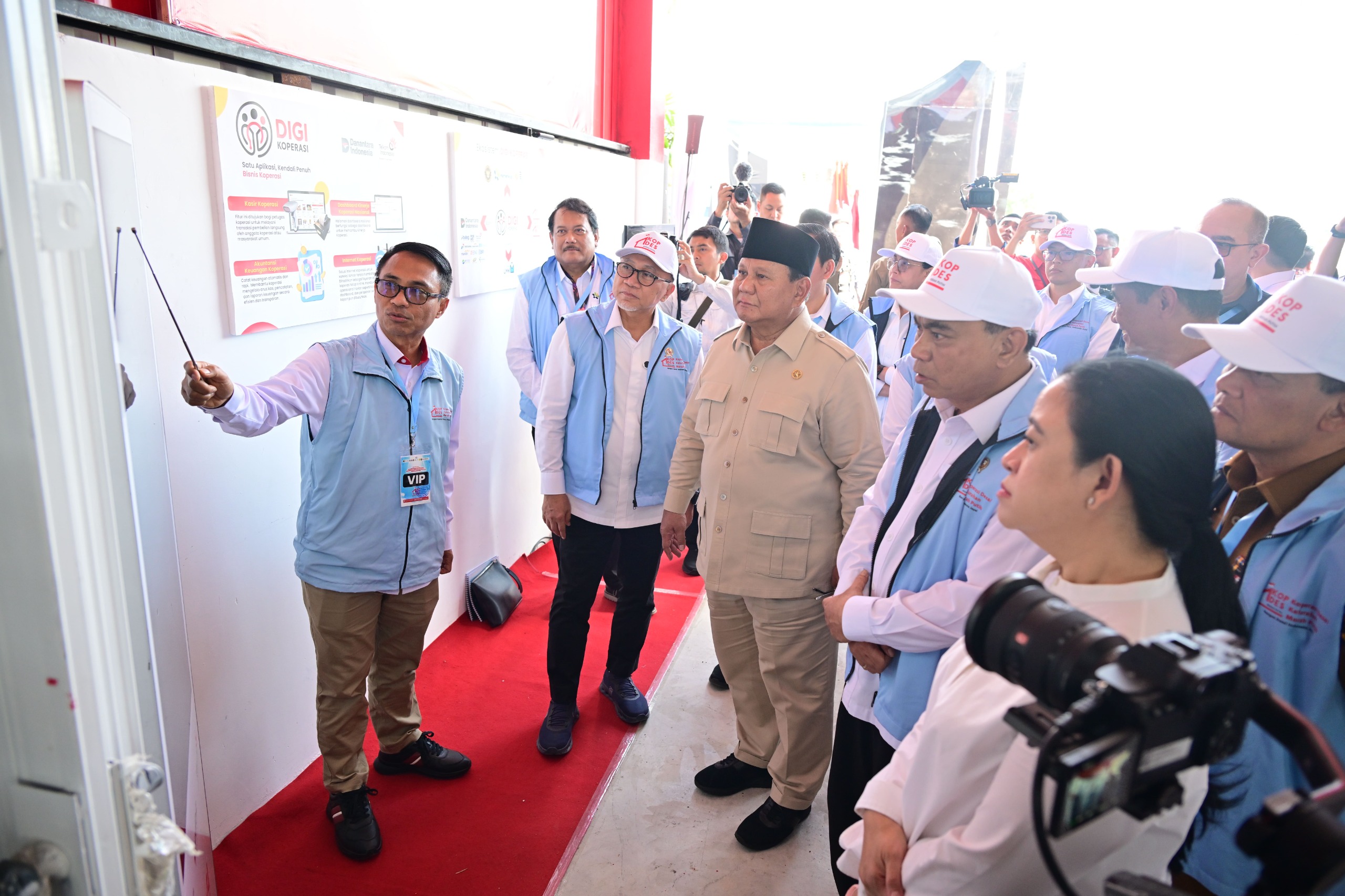 Presiden RI Prabowo Subianto beserta jajaran Menteri saat Peresmian Program Koperasi Desa/Kelurahan Merah Putih (KDMP) di Desa Bentangan, Klaten, Jawa Tengah, pada Senin (21/7).