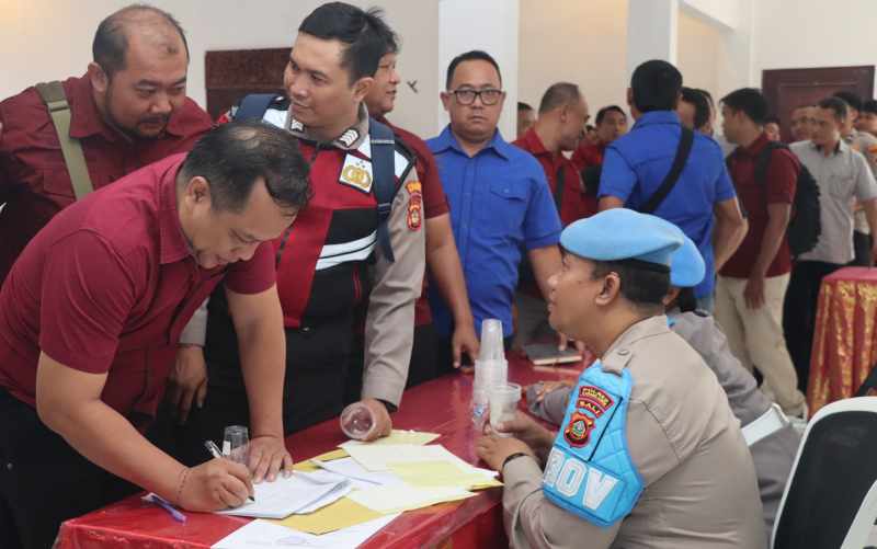 MENDADAK : Anggota Polres Karangasem saat menjalani tes urine. (Foto : Polres Karangasem)