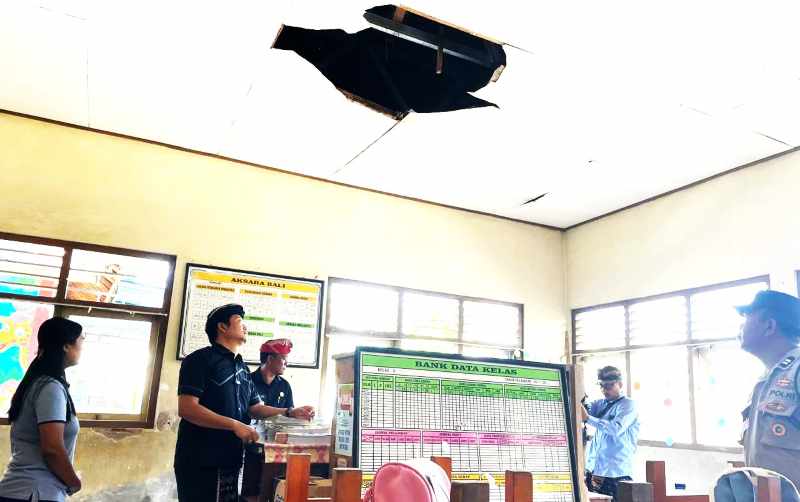 PANTAU SEKOLAH RUSAK PARAH: Bupati Jembrana I Made Kembang Hartawan saat meninjau Sekolah Dasar Negeri (SDN) 1 Budeng yang mengalami kerusakan. (humas pemkab jembrana)
