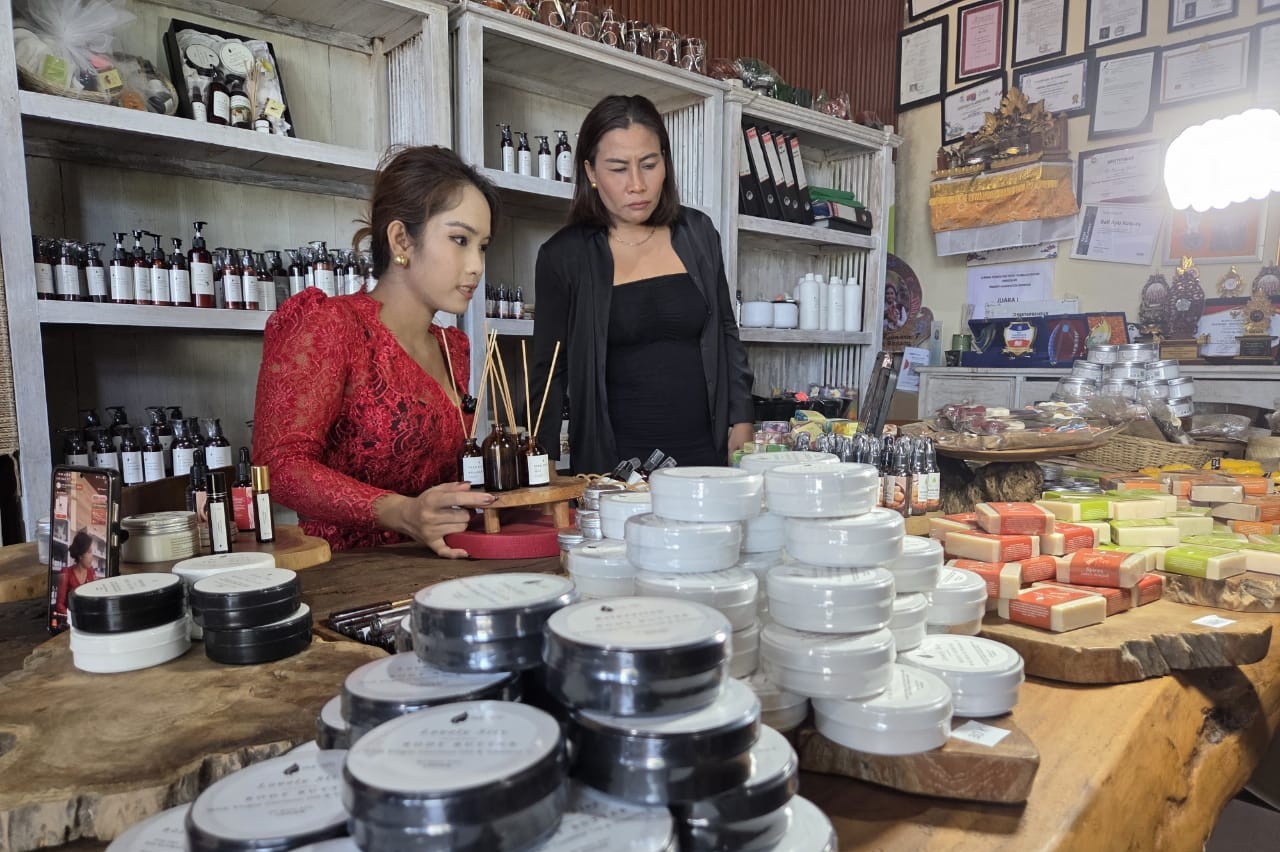 PASAR EKSPOR: Aktivitas di rumah produksi Bali Ayu Nature milik Komang Yati, Kamis (24/7)