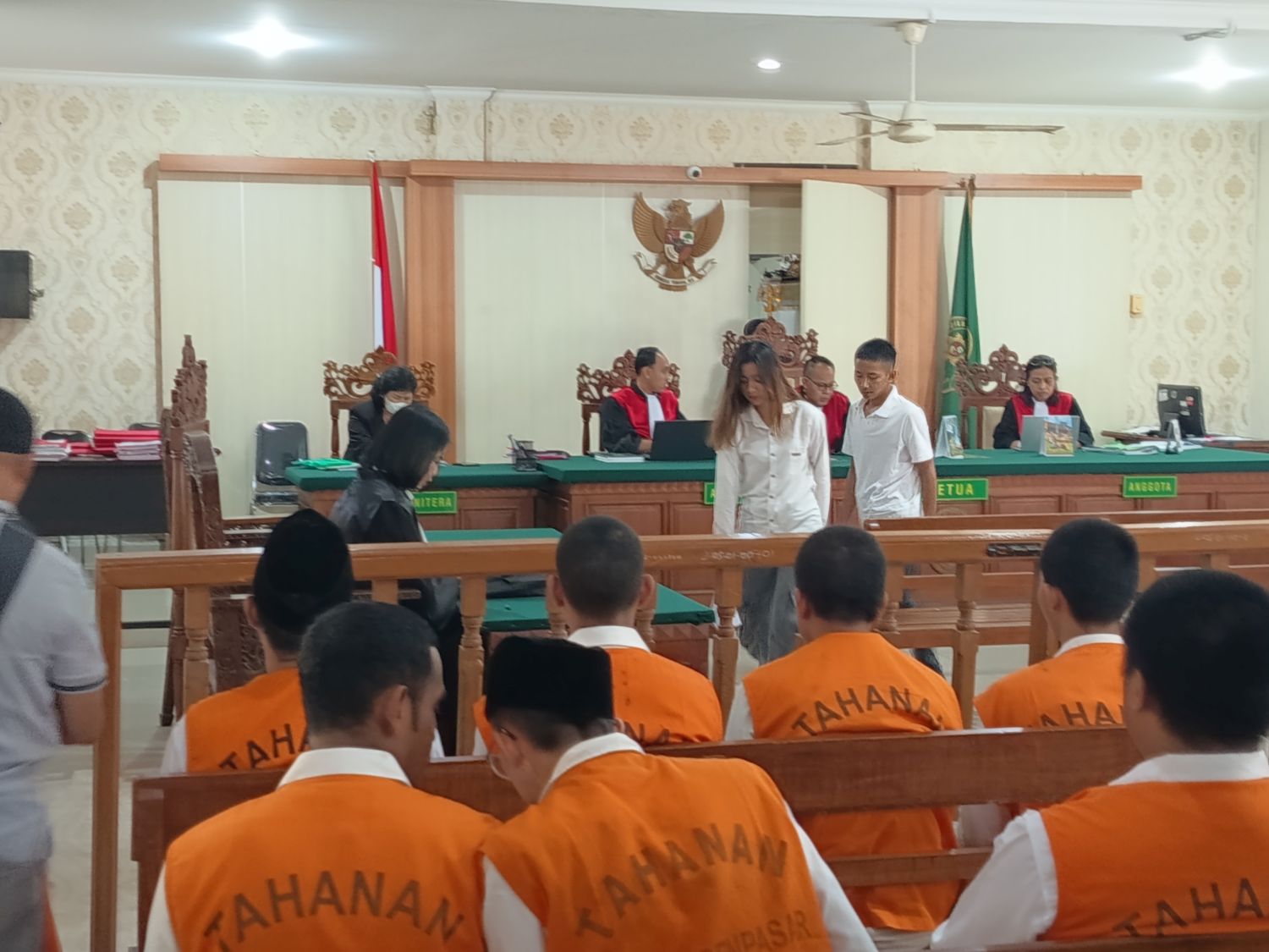 BERAT: Terdakwa Sultan Agung dan Nabila Putri usai menjalani sidang tuntutan di PN Denpasar, Kamis (24/7/2025).