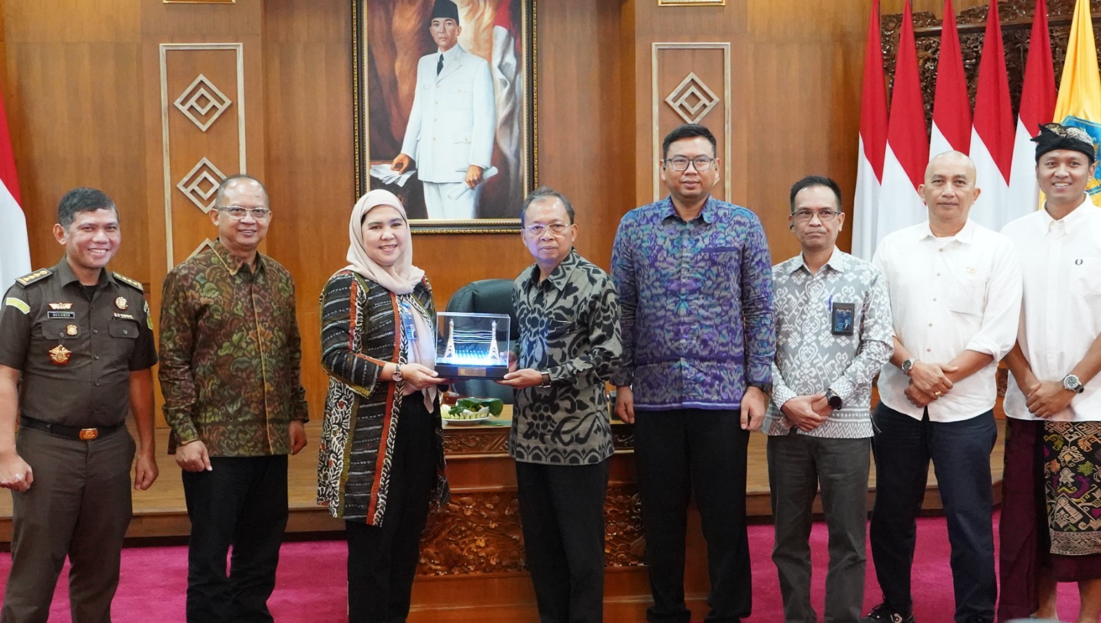 MANDIRI ENERGI: Gubernur Bali, Wayan Koster bersama dengan jajaran PLN UIP JBTB melaksanakan rapat terkait itu di  Rapat Kertha Sabha, Jaya Sabha Denpasar, Rabu (23/7/2025).