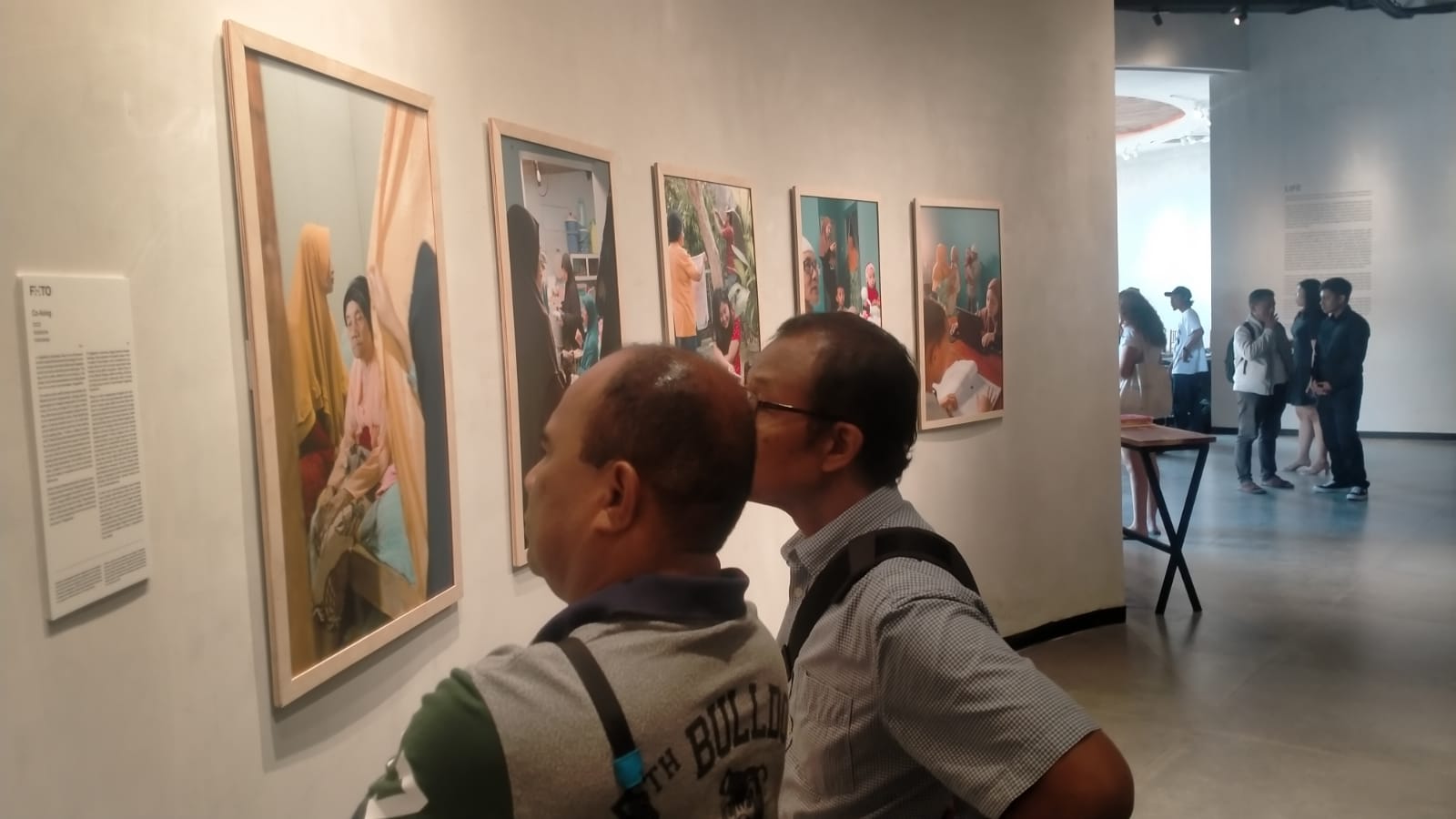 KARYA BERKELAS: Sejumlah pengunjung tengah menyimak karya foto di etalase Labyrinth Studio  Nuanu City Tabanan.