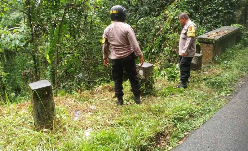GELAR OLAH TKP : Polsek Marga, Tabanan yang melakukanolah TKP di Lapangan di jembatan. (Foto: istimewa)