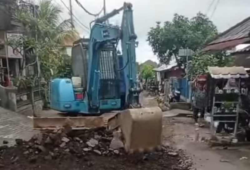 DIPERBAIKI : Kondisi Jalur alternatif di Jalan Saraswati, Desa Bajera, Kecamatan Selemadeg, Tabanan mulai dilakukan perbaikan. (Juliadi/Radar Bali)