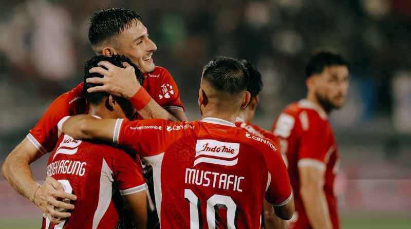 CUKUR GUNDUL LASKAR MATARAM : Para penggawa Bali United berselebrasi Sabtu malam (26/7/2025) di Stadion Kapten I Wayan Dipta, Gianyar. (Media Bali United)