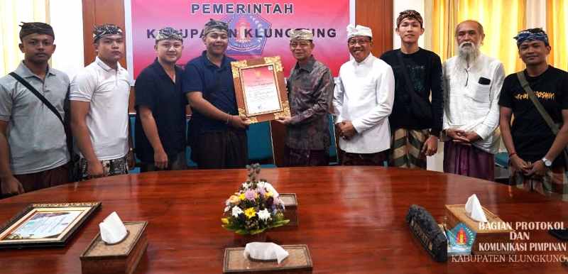 BERI HADIAH DUTA SENI : Duta seni Klungkung yang berkiprah di ajang Pesta Kesenian Bali mendapat hadiah khusus. (Foto: Pemkab Klungkung)