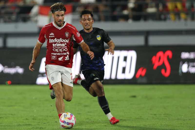 BIKIN REPOT LASKAR MATARAM: Thijmen Goppel (kiri) ditempel ketat  pemain PSIM, Ghulam Fatkur Rahman .(Miftahuddin/Radar Bali)