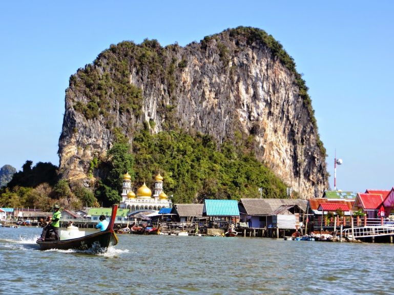 UNIKNYA DESA KOH PANYE : Suasana di desa terapung Koh Panye, di Thailand,  yang pendirinya adalah warga asal Indonesia, dari Jawa. (https://www.backpackadventures.org/koh-panyee-thailand/)