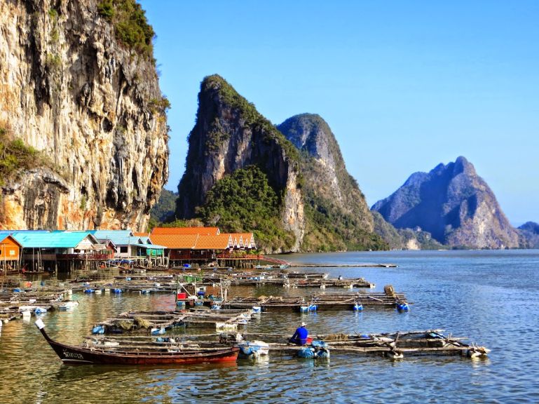 UNIK DAN KHAS : Sisi lain desa terapung Koh Panye. (foto: https://www.backpackadventures.org/koh-panyee-thailand/)