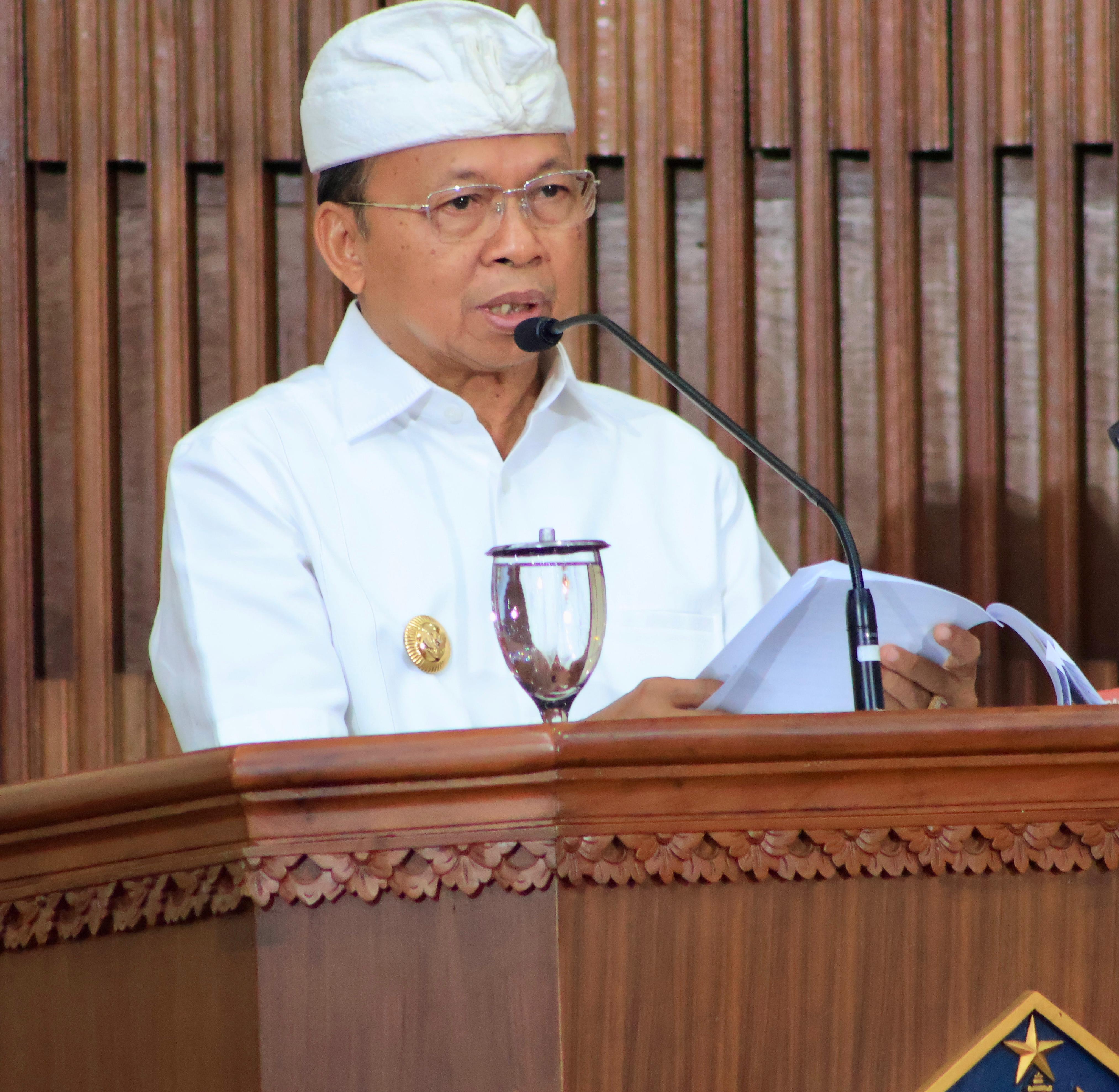 BERI PENJELASAN: Gubernur Bali Wayan Koster sentil dewan pusat.