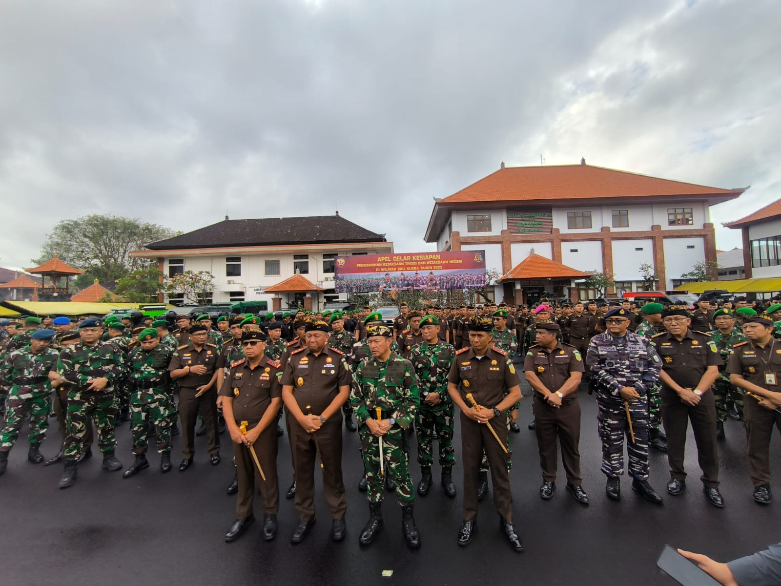 SINERGI: Suasana apel bersama antara Kejati Bali Nusra dan Kodam IX/Udayana digelar di lapangan upacara Kejati Bali, Senin (28/7/2025).
