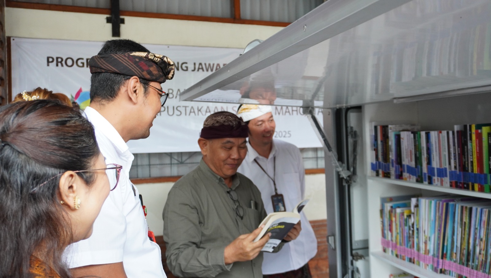 Senior Manager Komunikasi dan Umum PT PLN (Persero) UID Bali Imbar Susanto (dua dari kanan) bersama Perbekel Desa Tegal Harum I Komang Adi Widiantara (dua dari kiri) (25/7/2025).
