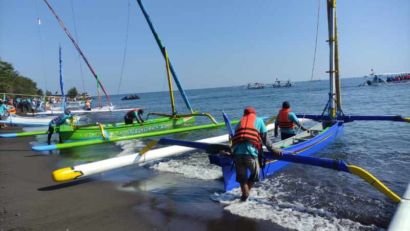 AKHIRNYA SEMARAK LAGI: Antusiasme peserta lomba perahu layar Lovina Festival 2025, yang sebelumnya sempat vakum akibat pandemi Covid-19. (Foto: Pemkab Buleleng untuk Radar Bali)