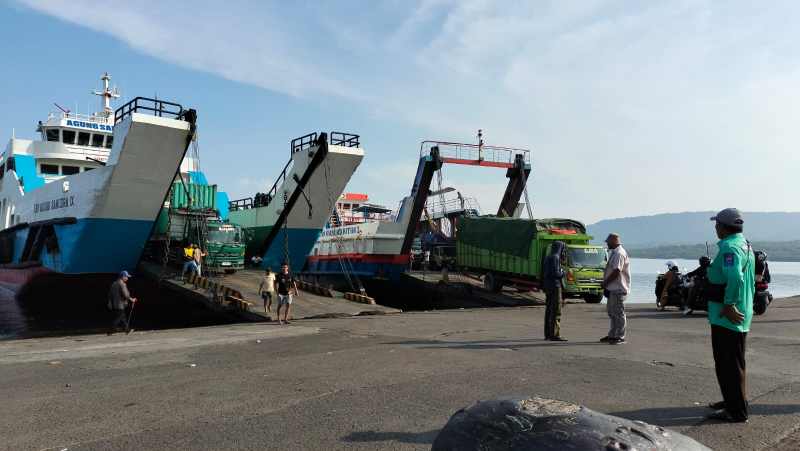 HARUS UTAMAKAN KELAYAKAN DAN KESELAMATAN: Kapal-kapal ferry di pelabuhan Gilimanuk, Jembrana. (M.Basir)