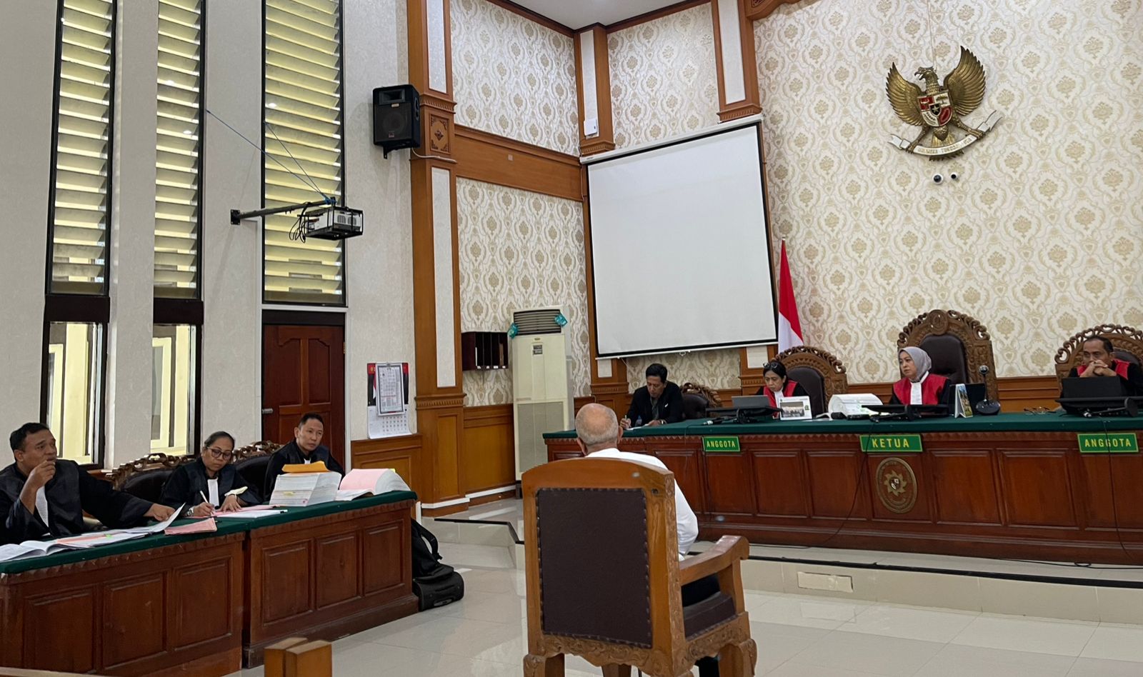 MENUNGGU TUNTUTAN: Terdakwa Anak Agung Ngurah Oka menjawab pertanyaan JPU Kejati Bali dalam sidang di PN Denpasar, Selasa (29/7/2025).