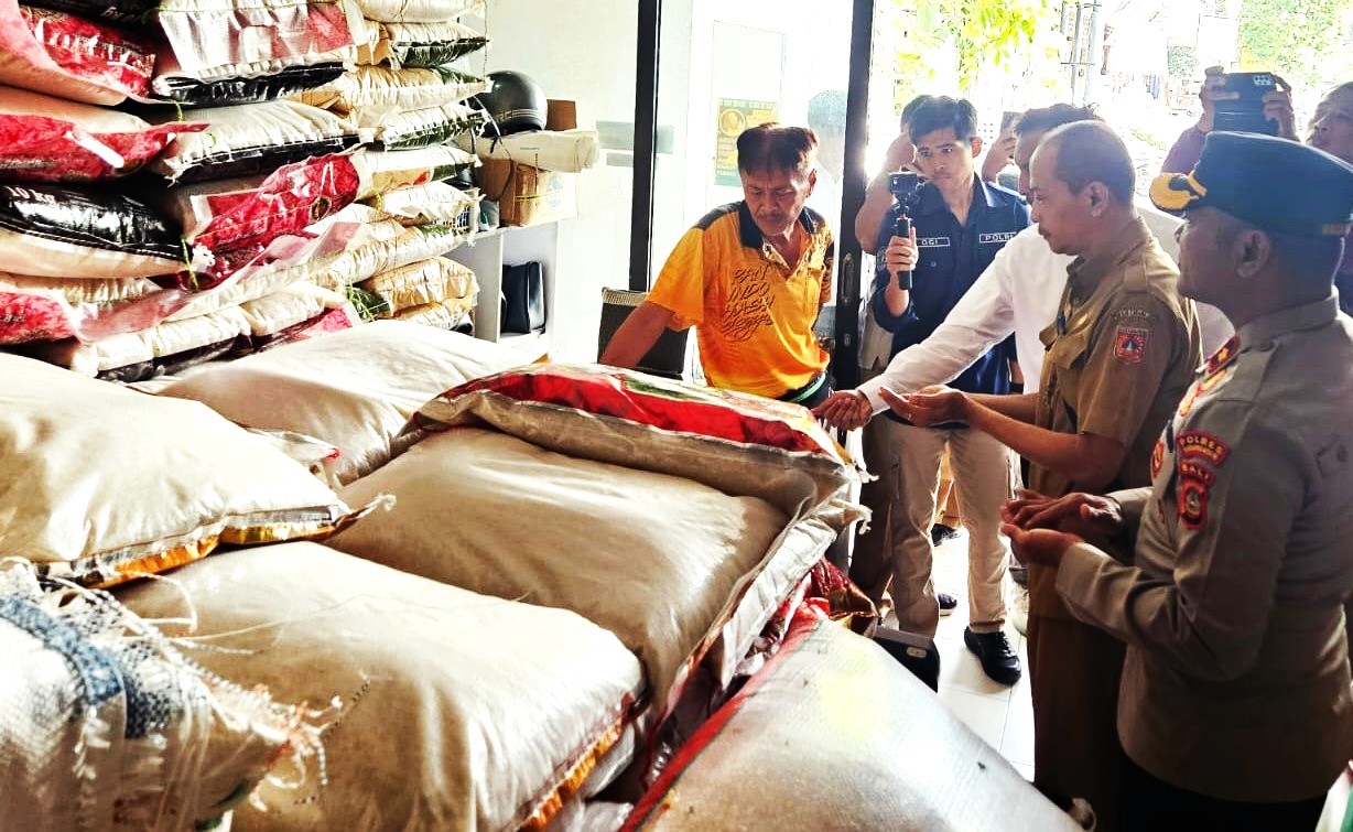MEMANTAU PASAR LANGSUNG : Polres Karangasem bersama Dinas Pertanian (Distan) dan Disperindag Karangasem saat sidak beras oplosan di Pasar Amlapura Timur.( Foto zulfika Rahman)