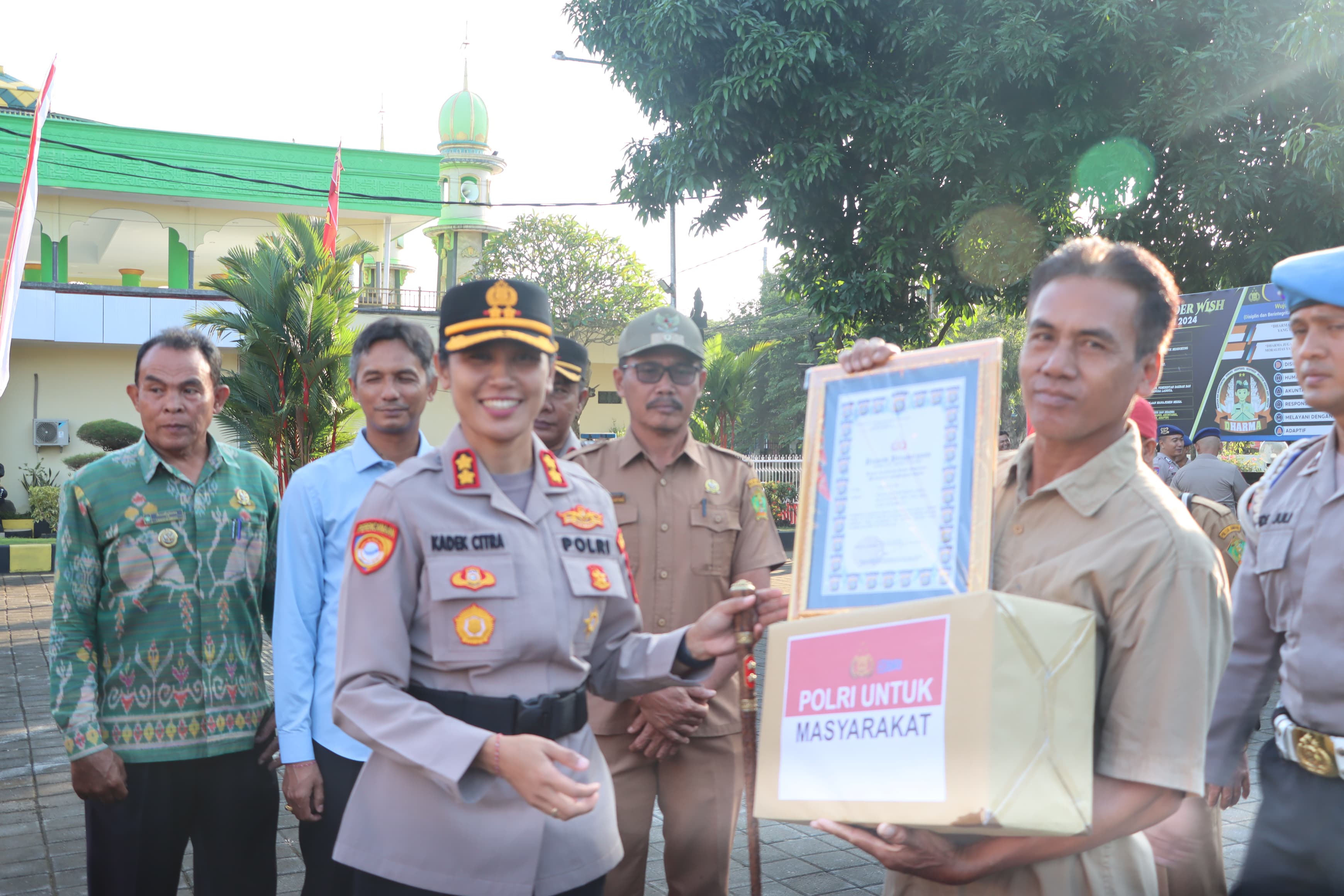 APRESIASI KEPEDULIAN NELAYAN: Kapolres Jembrana memberikan penghargaan kepada perwakilan nelayan penerim penghargaan. (Foto humas Polres Jembrana)