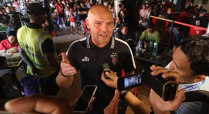 BEBERKAN ALASAN JUMLAH PEMAIN: Pelatih kepala Bali United, Johnny Jansen. (miftahuddin/radar bali)