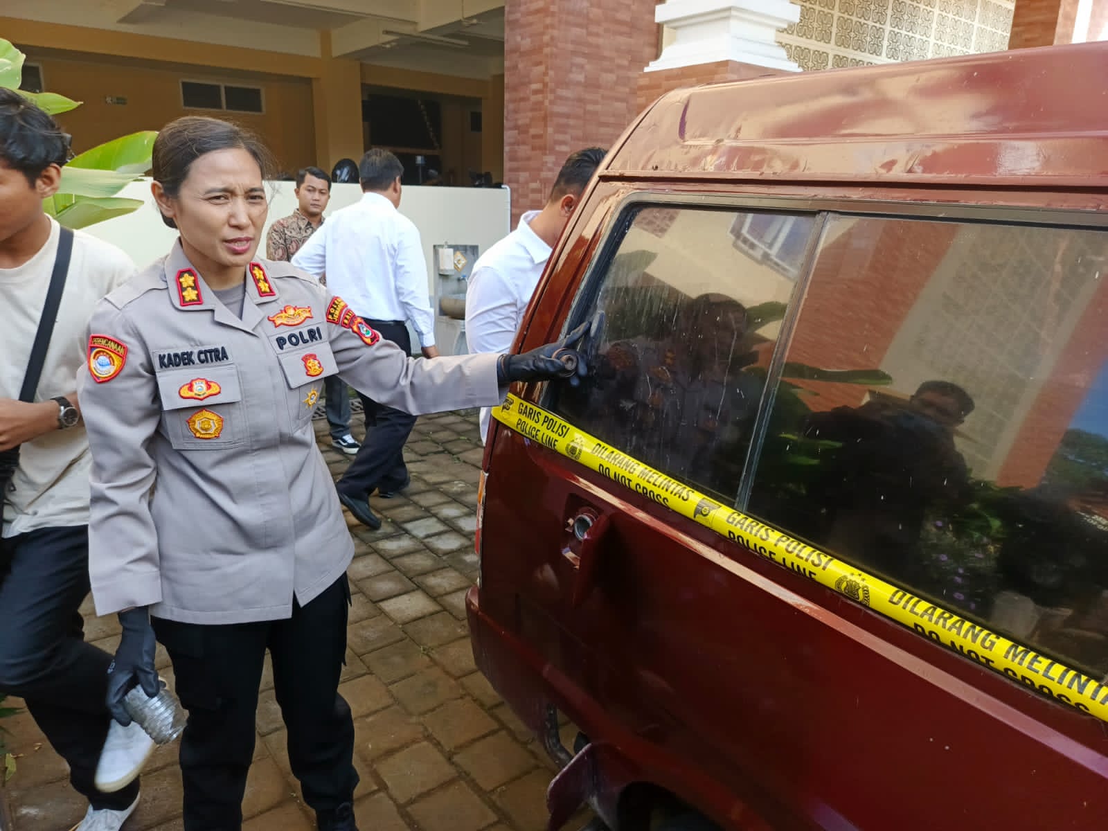 MODIFIKASI MOBIL UNTUK BBM: Kapolres Jembrana AKBP Kadek Citra Dewi Suparwati dan kendaraan tersangka penimbunan BBM bersubsidi. (M.Basir/Radar Bali)