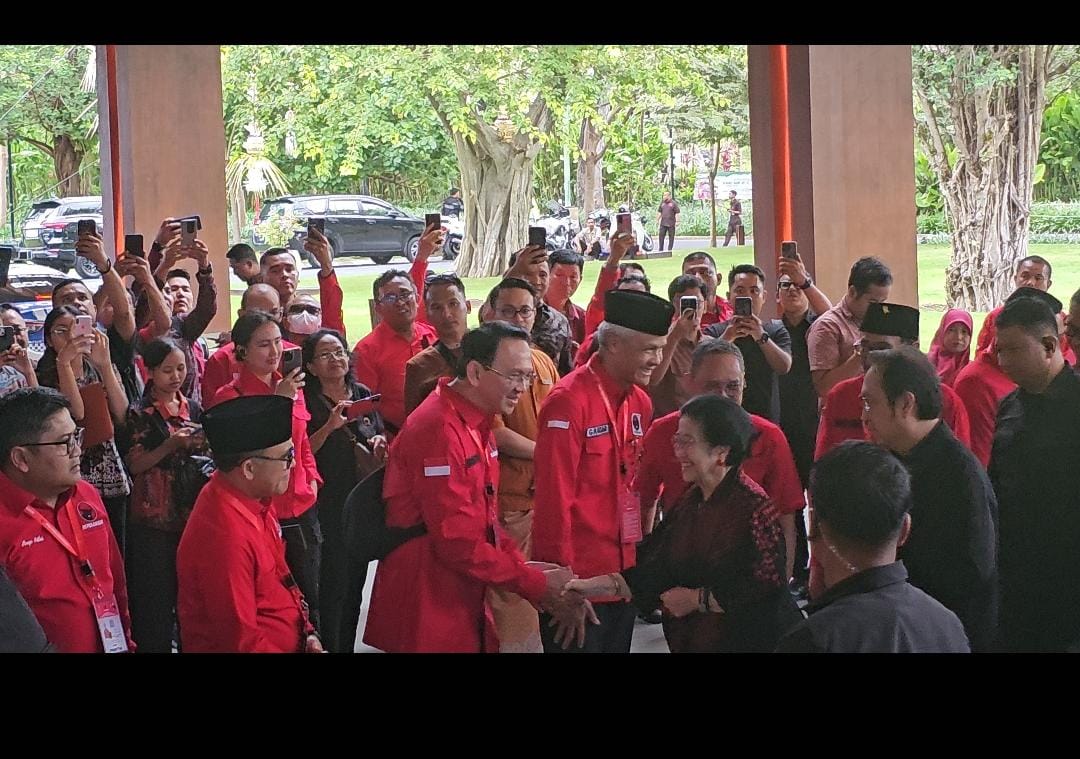 AGENDA KONGRES?: Mantan Gubernur Jakarta Basuki Tjahya Purnama alias Ahok dan Ganjar Pranowo tampak bersalaman dengan Ketua  Umum PDIP,  Megawati Soekarnoputri di beranda The Meru Sanur