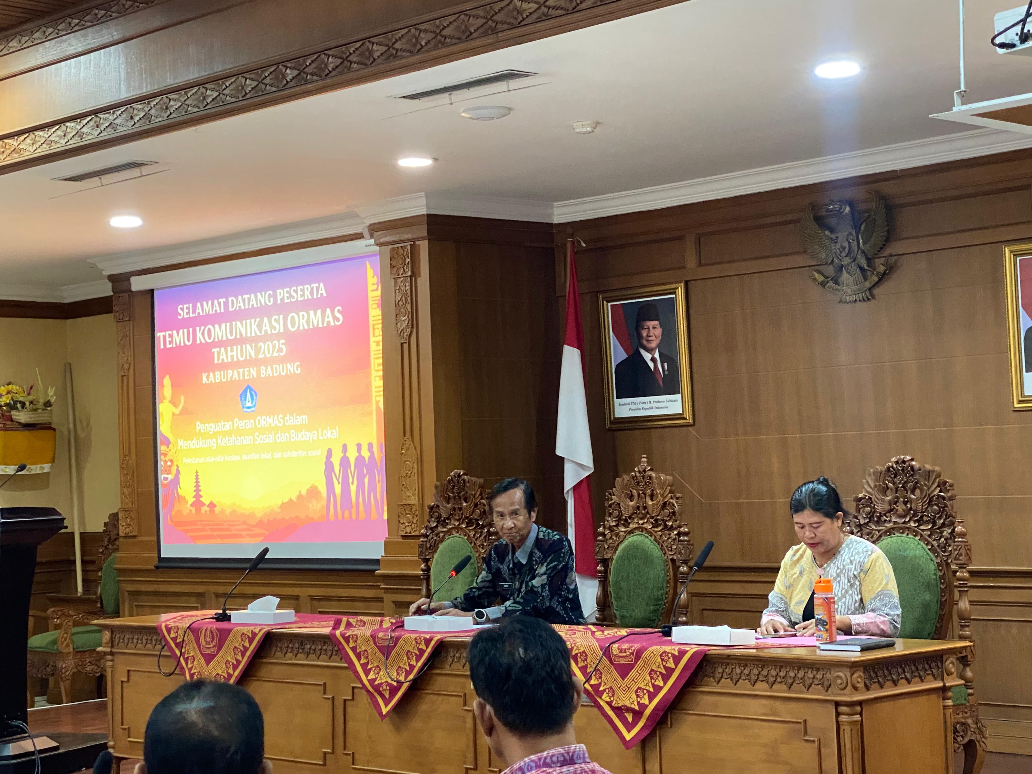 Kepala Kesbangpol Badung I Nyoman Suendi (kiri) saat Temu Komunikasi Organisasi Kemasyarakatan (Ormas) se-Kabupaten Badung di Ruang Kriya Gosana, Puspem Badung pada Selasa (29/7/2025).