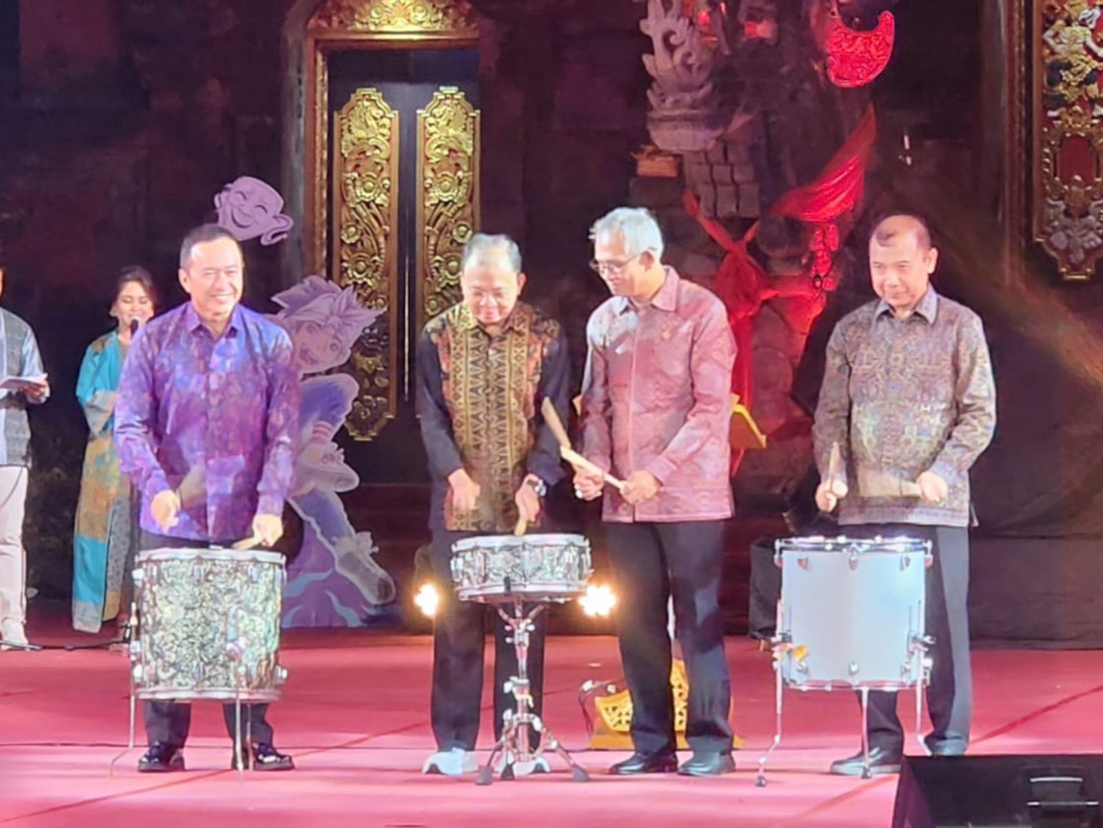 Gubernur Bali Wayan Koster (menauh drum) saat penutupan FSBJ 2025