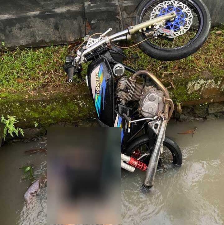 MENGENASKAN : Jenazah korban dan motor didduga korban kecelakaan Tunggal. (foto: Polsek Jembrana)