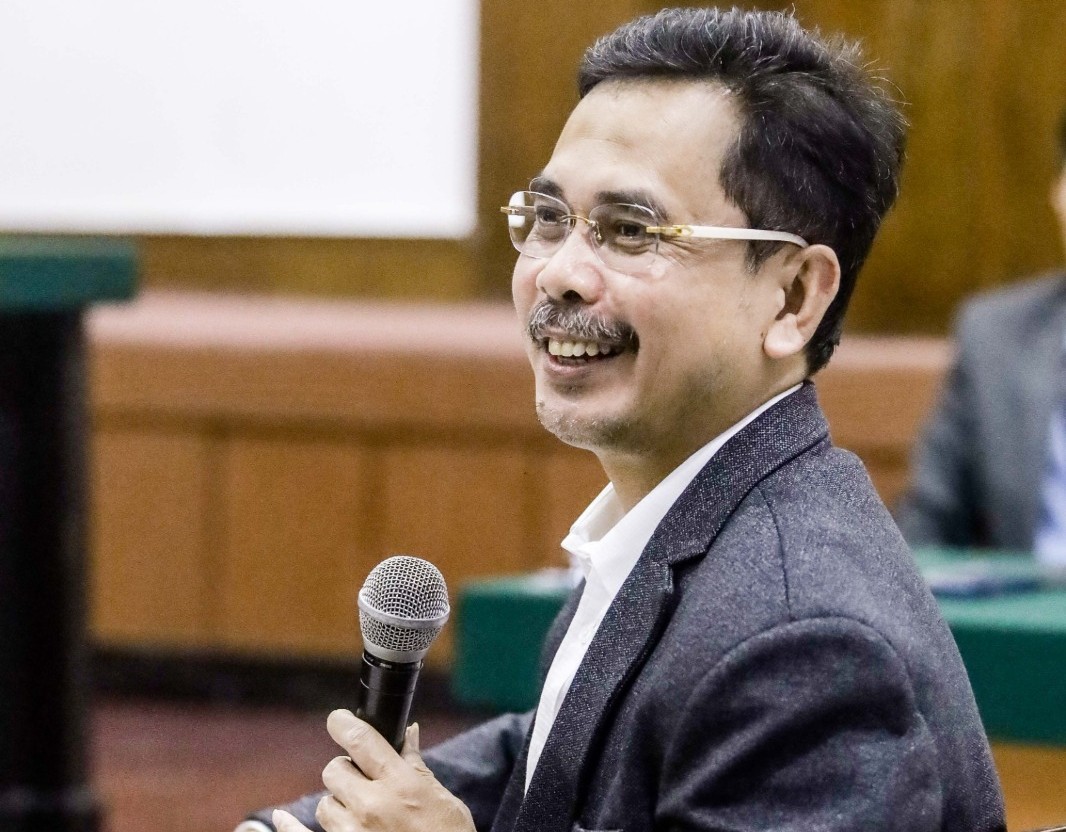 BIKIN TERANG: Hadi Subhan, ahli kepailitan dari Unair Surabaya menjelaskan tentang definisi utang dan dividen dalam dalam sidang di Pengadilan Niaga Surabaya kemarin (31/7/2025)