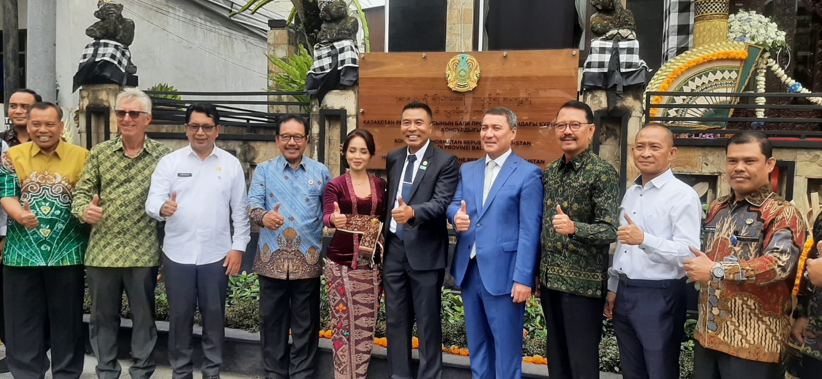 Ketua ASITA Bali I Putu Winastra bersama istri dan Duta Besar Kazkahstan untuk Indonesia Serzhan Abdykarimov foto bersama usai membuka tirai papan nama kantor konsulat di Denpasar Timur, 30 Juli 2025