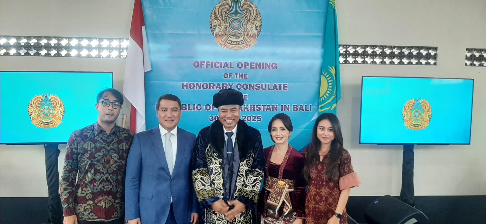 KONSUL KEHORMATAN: I Putu Winastra (tengah) memakai baju kebesaran khas Kazakhstan yang diberikan Dubes Serzhan Abdykarimov.