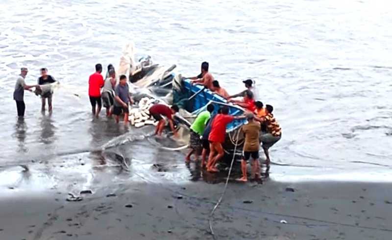 DIHAJAR OMBAK : Perahu nelayan yang rusak karena gelombang .(foto:dokumentasi andra)