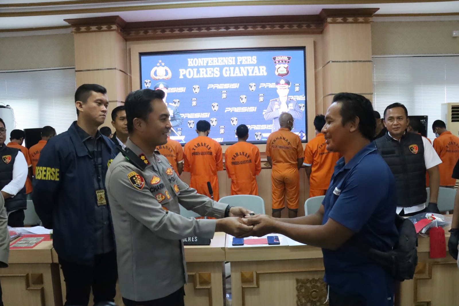 DIKEMBALIKAN: Kapolres Gianyar AKBP Candra didampingi Kasat Reskrim AKP Guruh menyerahkan kunci motor ke korban curanmor (kanan) di Mapolres, Jumat (1/8/2025).