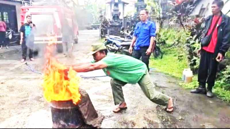BERLATIH PADAMKAN API : Linmas dan Perangkat Desa yang ada di di Desa Megati dan Desa Bantas Kecamatan Selemadeg Timur, Tabanan, dilatih cara memadamkan api. (juliadi/radar bali)