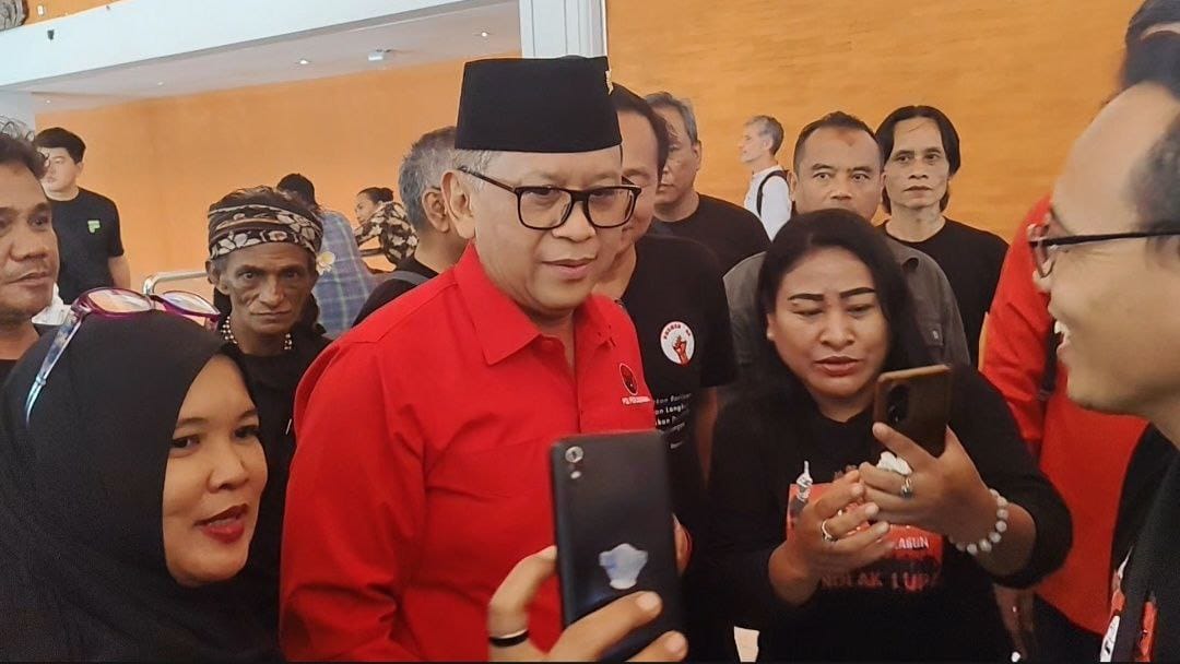 DISAMBUT: Sekjen PDIP Hasto Kristiyanto tiba di Bandara Ngurah Rai untuk mengikuti Kongres di Nusa Dua.