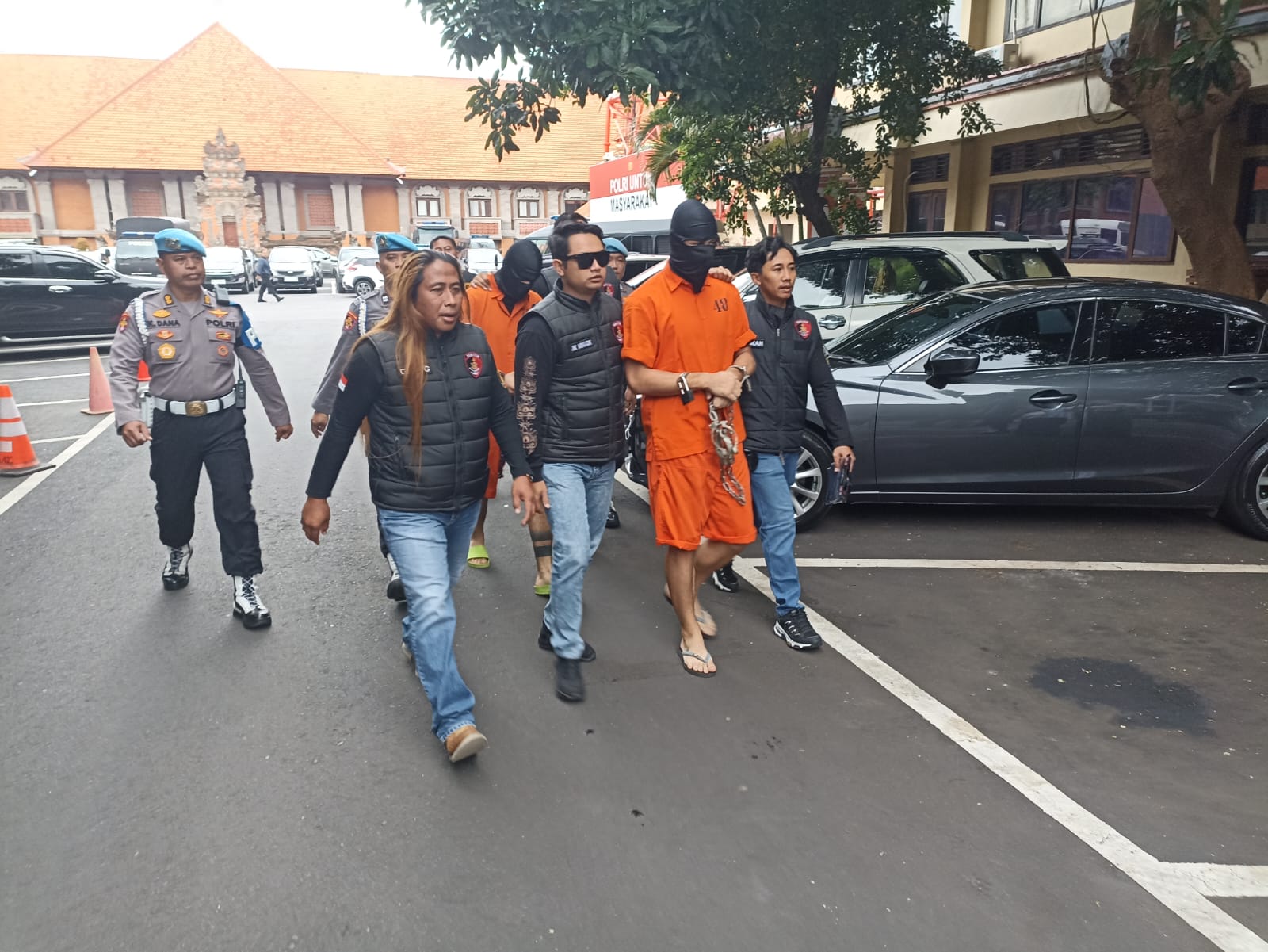 EKSPOSE: Empat tersangka terdiri dari dua WNA asal Rusia dan dua staf Imigrasi yang diduga terlibat pemerasan dan penganiayaan terhadap sesama WNA. (Adrian Suwanto/Radar Bali)