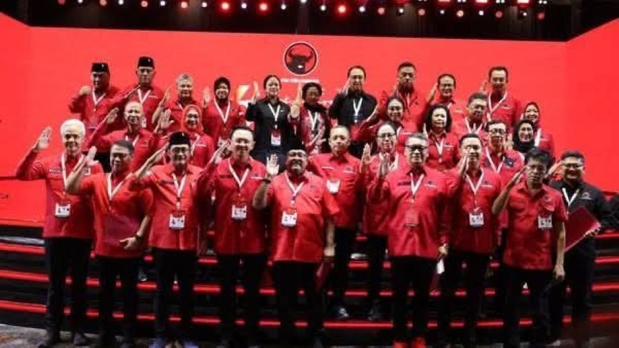 HASIL KONGRES: Ketua Umum PDIP Megawati Soekarnoputri (tengah belakang) diapit Puan dan Prananda serta pengurus baru DPP periode 5 tahun kedepan di BNDCC Nusa Dua Bali, 1-3 Agustus 2025.