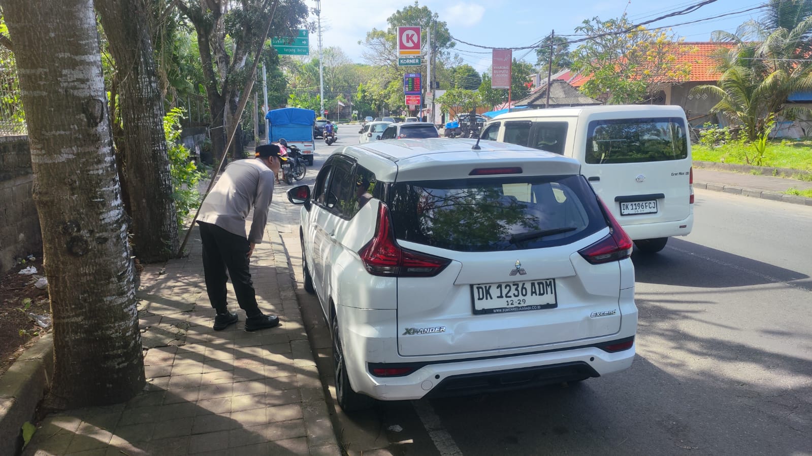 DITEGUR: Polisi di Kuta Selatan menginterogasi pengendara parkir sembarangan di badan jalan.
