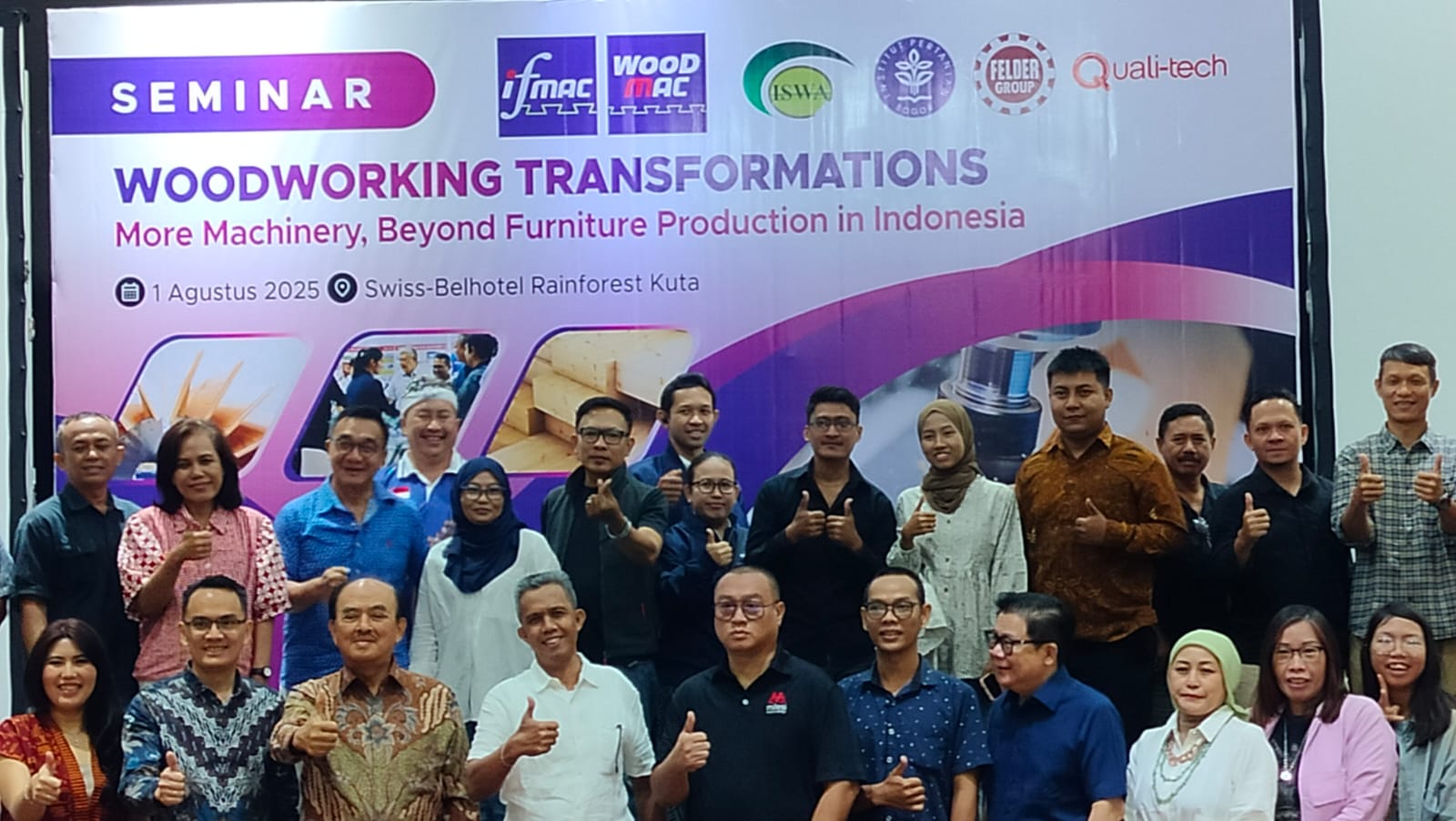 BAHAS KAYU: Para peserta Seminar Woodworkong Transformations foto bersama