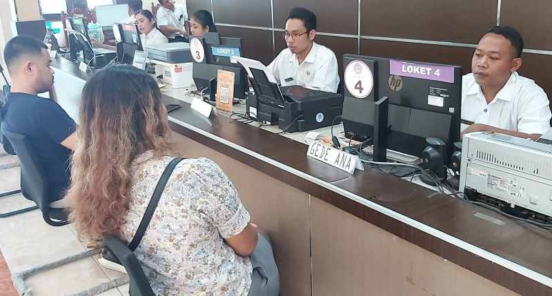 BERUBAH KETERANGAN KOLOM AGAMANYA: Suasana pembuatan KTP elektronik di Disdukcapil Buleleng. (foto : Disdukcapil Buleleng untuk Radar Bali)