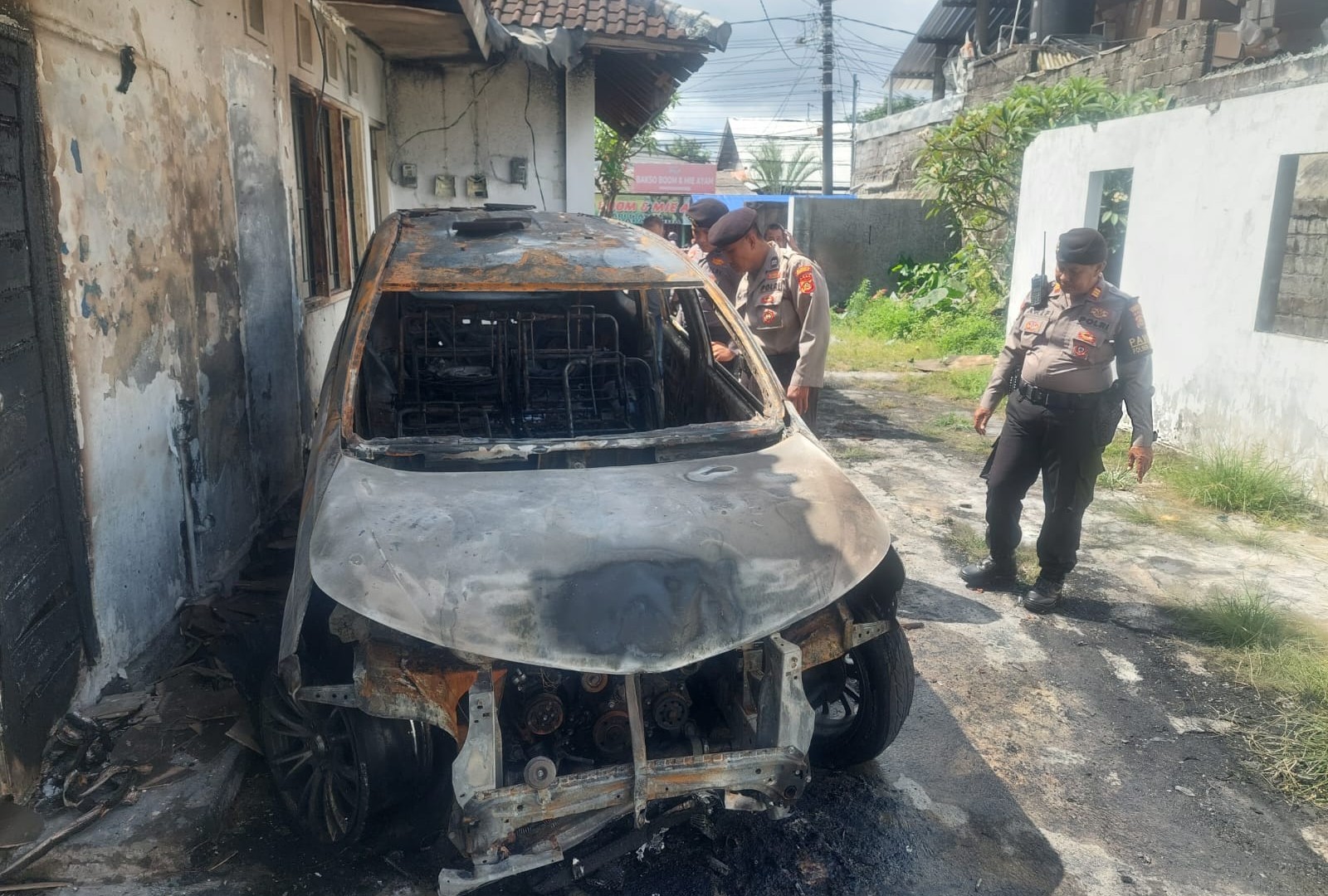 GEGER: Mobil jenis Avanza Nopol DK 1388 HO ludes terbakar di Jalan Buana Raya, Denpasar, Minggu (3/8/2025).