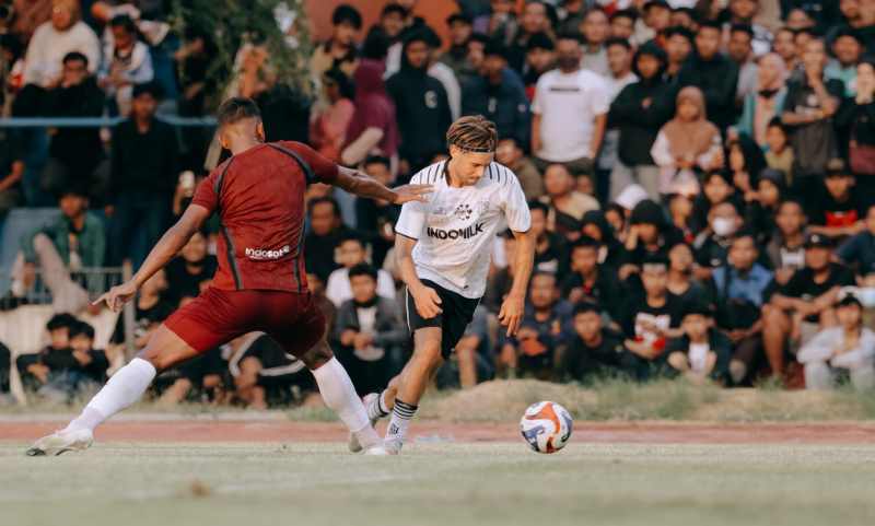 MENANG LAGI : Persis Solo saat menjamu Bali United di Lapangan UNS, Solo. Persis kalah 1-2 di laga pramusim kali ini. (foto: Media Bali United)