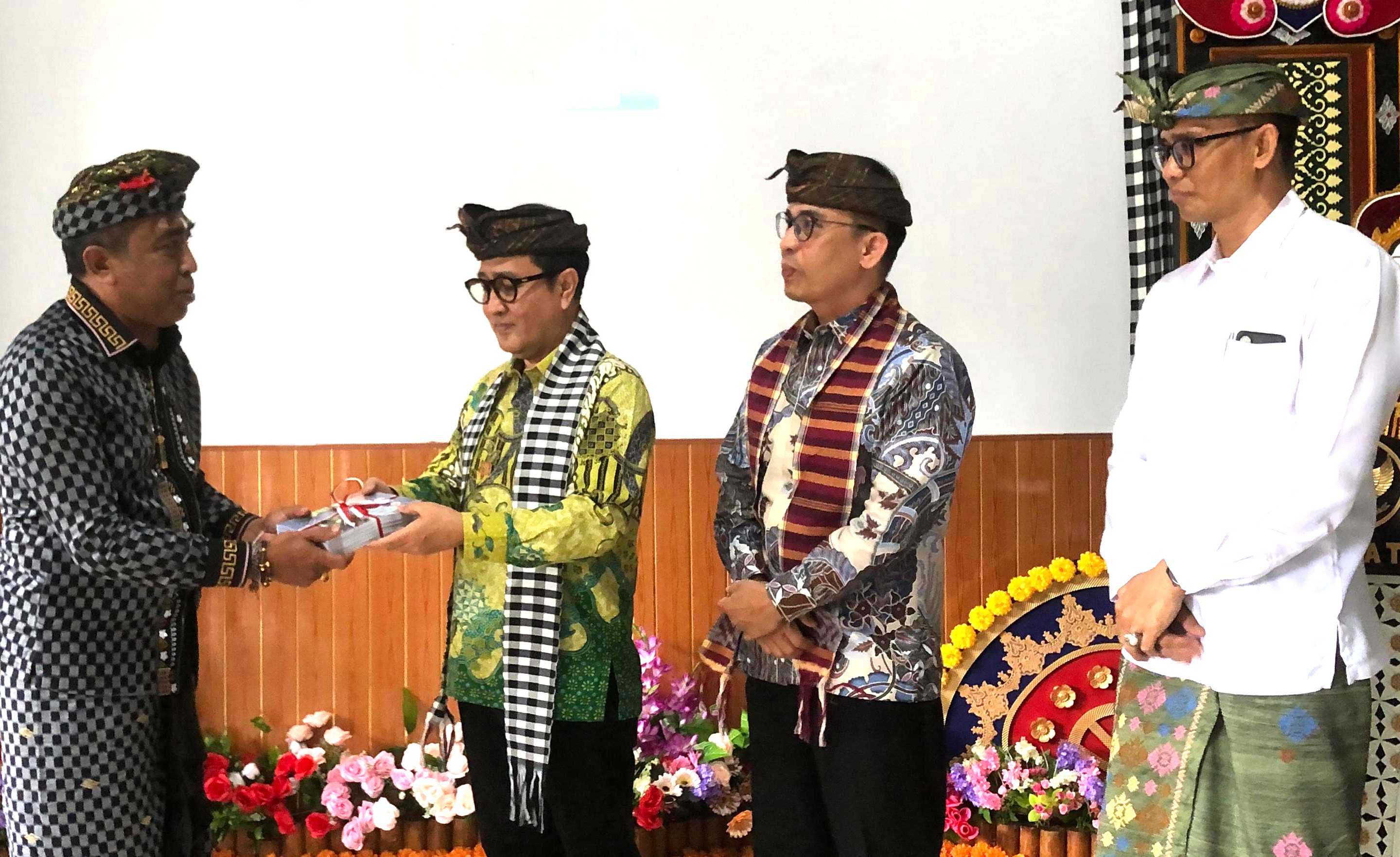 RAIH PENGHARGAAN : Perwakilan Kementerian Desa dan Pembangunan Daerah Tertinggal Indonesia ke Desa Duda Timur terkait lomba Desa Digital belum lama ini. (istimewa)